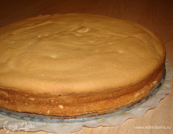 Выпекаем бисквит при 175"С около 30 минут, охлаждаем на решетке, разрезаем вдоль на 2.