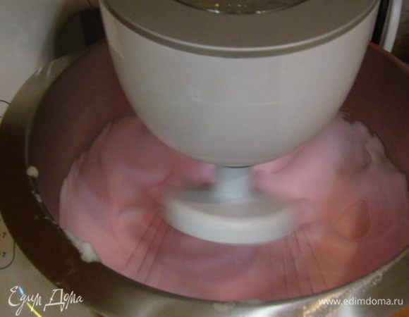 Желе заливаем кипятком; начинаем взбивать белки до устойчивых пиков, вливаем тонкой струйкой сироп (след.шаг), взбиваем пару минут.