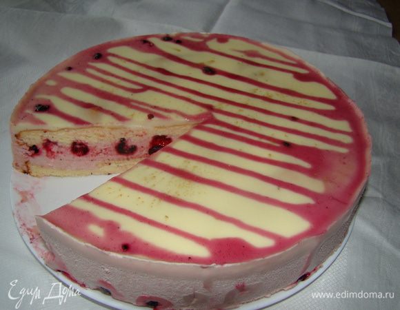 Сборка торта: на первый слой бисквита выкладываем половину суфле, выкладываем ровным слоем ягоды, оставшееся суфле, второй бисквит (немного вдавливаем). Украшаем по желанию сахарной пудрой или глазурью (белый шоколад+жирные сливки), ставим в холод. Торт готов уже через час.