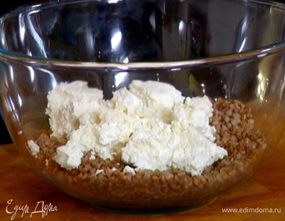 Готовую гречку выложить в глубокую миску, добавить творог, сметану, посолить и все перемешать.