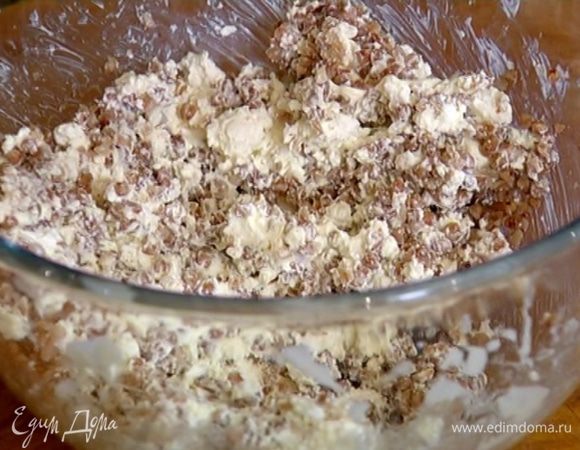 Ввести взбитые яйца с сахаром, вымешать тесто.