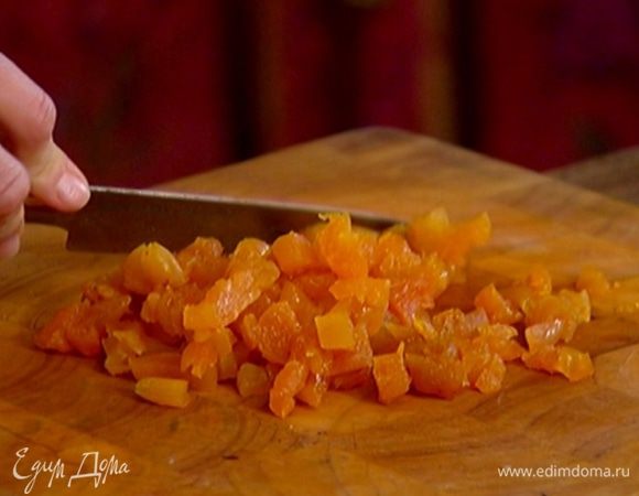 Курагу мелко порубить (3–4 штуки оставить) и добавить в гречневое тесто, все перемешать.