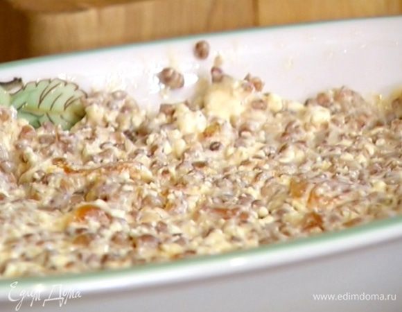 Небольшую керамическую жаропрочную форму смазать растительным маслом и равномерно выложить тесто.