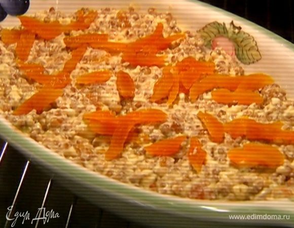 Оставшуюся курагу нарезать тонкими полосками и украсить запеканку.