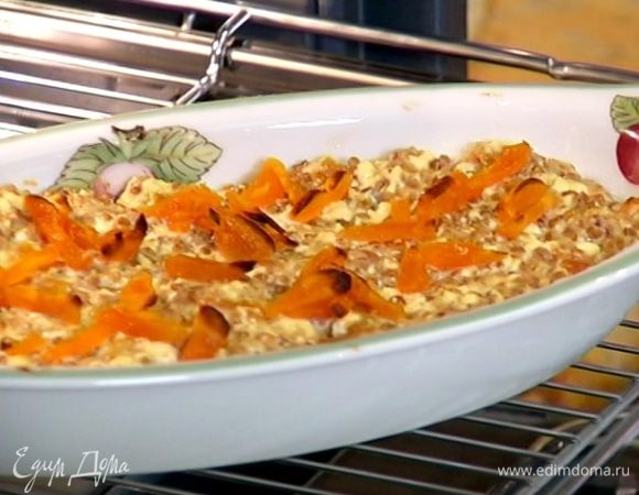 Выпекать запеканку в разогретой духовке 20 минут.