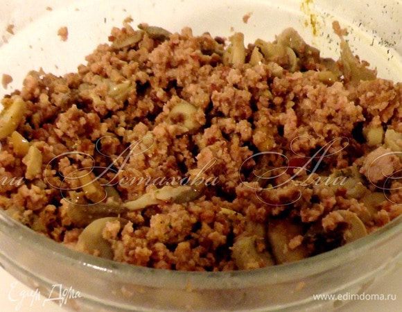 Теперь, начинка:
Она состоит из:
1. Мяса с грибами

Ну тут по вашему вкусу, если не хотите мясную начинку, замените на любую по вашему вкусу.

Я же пропустила через мясорубку мясо, измельчила лук, нарезала грибы. Грибы поставила вариться в подсоленной воде. Лук обжарила на растительном масле до прозрачности, добавила к нему мясо и на среднем огне оставила жариться – тушиться. А как отварились грибы, добавила к мясу, перемешала и оставила еще доходить 15 минут. В конце посолила, поперчила, добавила все специи и измельченный чеснок.

2. Сосисок отварных

Все, начинка готова!