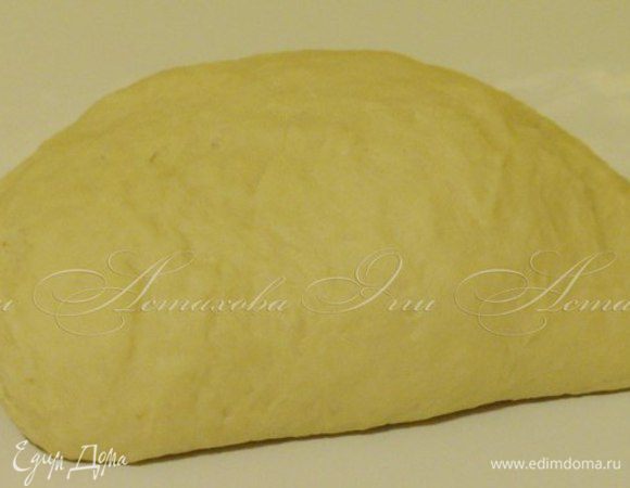 Тесто шикарно подошло, достаю его, выкладываю на рабочую поверхность, присыпанную мукой.
