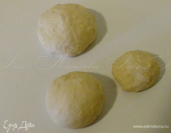 Делю тесто на 3 части:
1. Большая (тело и голова)
2. Средняя (грива)
3. Маленькая (дополнительные детали и украшение)