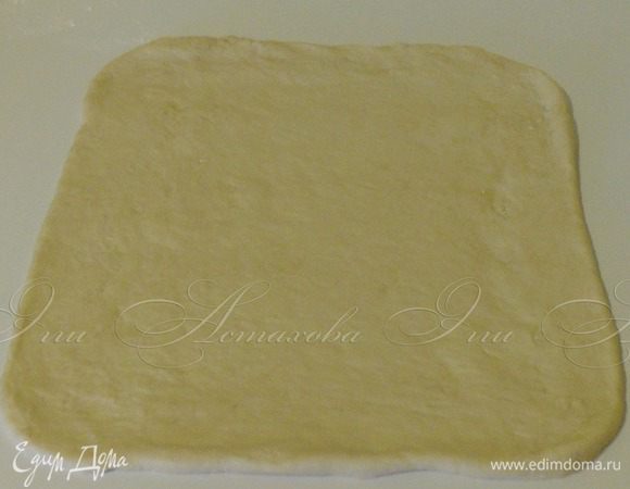 Самую большую часть раскатываю в пласт.