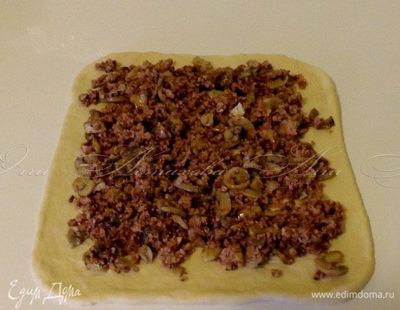 Выкладываю начинку на всю поверхность теста.