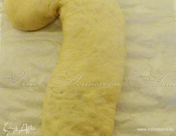 Подготавливаю противень. Если у вас нет большого противня или он занят в готовке другого блюда…. вы прекрасно его сможете заменить обычно решеткой от духовки, просто обмотайте ее в несколько слоев фольгой и выложите пергаментную бумагу. Ее необходимо смазать маслом.

И вот этот рулет перекладываю на противень.