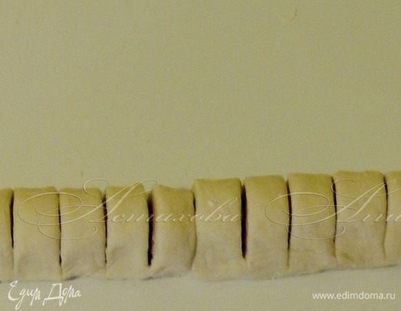 Сворачиваю рулетом. А потом нарезаю на небольшие кругляшки. Только не прорезая до конца.