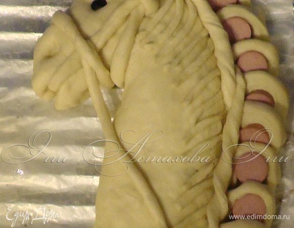 Из большого рулета начинаю руками формировать голову лошади. 

Я для большей похожести возьмите фотографию лошади, по крайнее мере мне это очень помогло. Старалась, что бы это было максимально похоже. 

Согласитесь, вполне удалось!!!