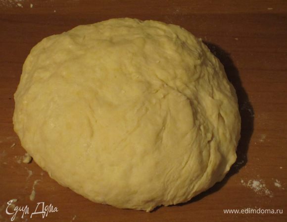 Соединить муку, яйцо, 1 ст.л. оливкового масла, 125 мл тёплой воды, щепотку соли и замесить тесто. Сформировать шар, смазать оставшимся оливковым маслом, завернуть в пищевую плёнку и отправить в холодильник на 30 минут.