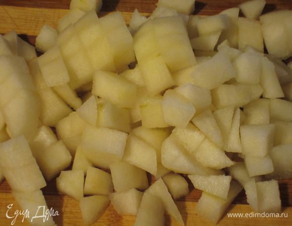 Грушу почистить и нарезать кубиками.