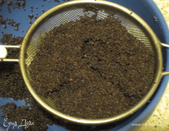 Изюм замочить в роме. Мак замочить в тёплой воде на 15 минут, откинуть на мелкое ситечко.