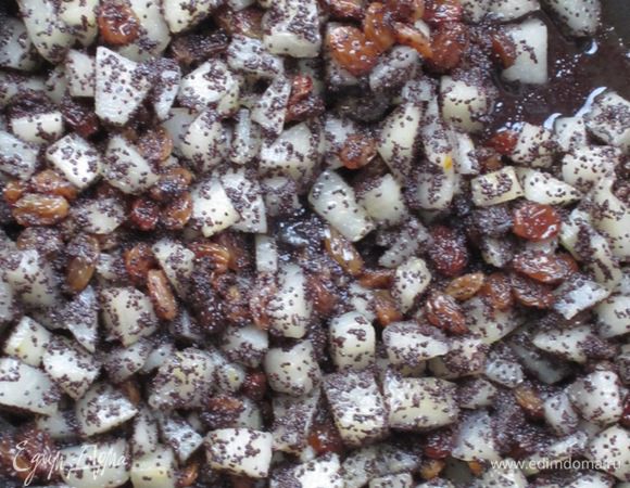 В сотейнике разогреть 60 г сливочного масла, добавить грушу, отжатый изюм, мак, сахар и готовить на среднем огне до испарения жидкости.
