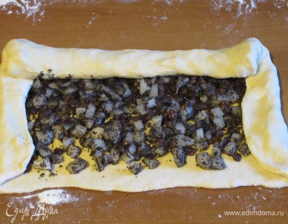 .....и скрутить в рулет. Если вы делаете штрудель первый раз, то лучше сформировать 2 рулета, так их будет легче скручивать и переносить на противень.