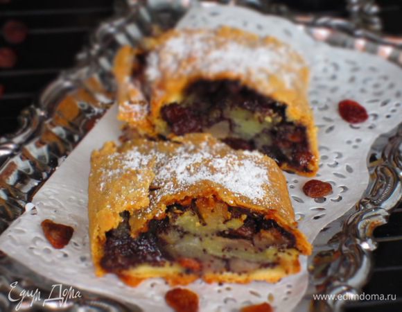 Готовый штрудель немного остудить и посыпать сахарной пудрой. Приятного аппетита:)