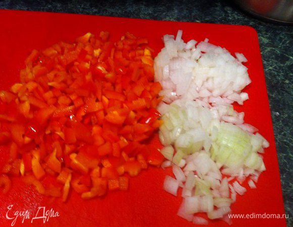 Лук и перец режем кубиками. 