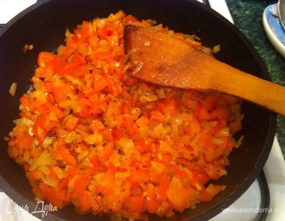 Жарим лук и перец на оливковом масле, пока не станут мягкими и добавляем измельченный чеснок, еще тушим пару минут.