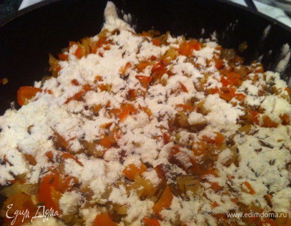 Добавляем тмин и муку, красный молотый перец - перемешиваем.