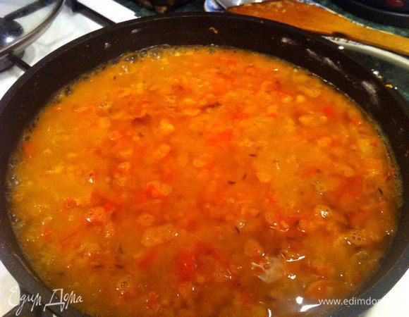 Добавляем воду и бульон.