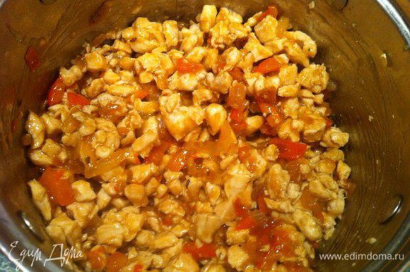 Отдельно жарим куриное филе ( мелко нарезанное). Затем добавляем половину соуса и перемешиваем до однородной массы. Начинка готова.