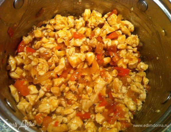 Отдельно жарим куриное филе ( мелко нарезанное). Затем добавляем половину соуса и перемешиваем до однородной массы. Начинка готова.