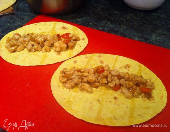 В каждую лепешку кладем начинку и скручиваем в рулетик. (у меня были мексиканские тако).