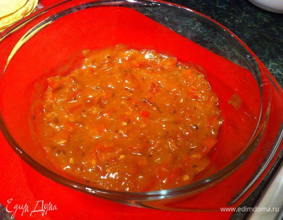 На дно формы выложить немного соуса (из второй половины, остальное оставить).