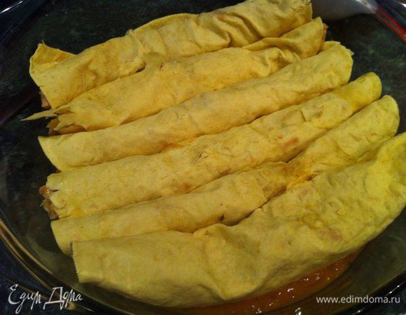 Выкладываем рулетики в форму для выпекания. У меня круглая, но в прямоугольной будет намного удобнее.