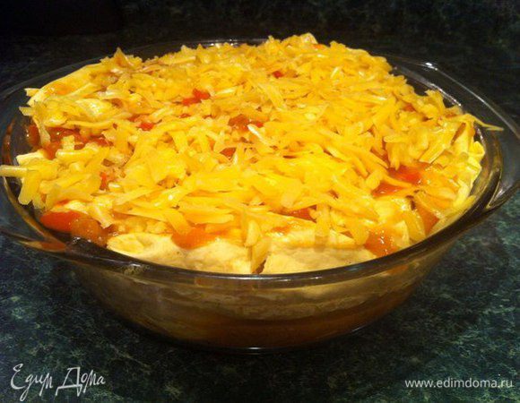 Сверху рулетов выкладываем остальной соус и посыпаем сыром.  Выпекать в разогретой духовке (200') минут 15-20.

Приятного аппетита!