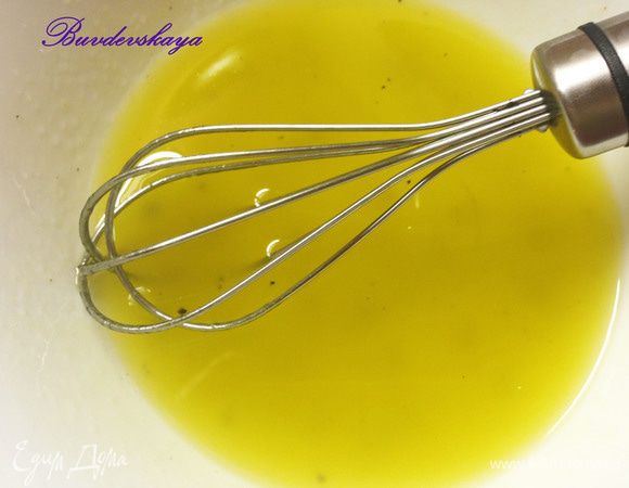 1.	Взбить венчиком или вилкой  оливковое масло, лимонный сок,  соль, мед, свежемолотый черный перец. 