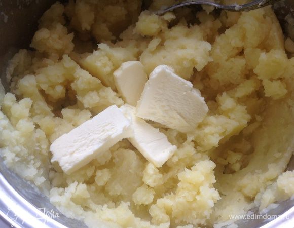 Добавить в еще теплое пюре сливочное масло. Дать остыть.