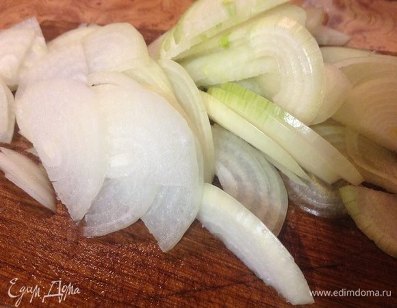 Займемся начинкой: лук очистить, вымыть и нарезать полукольцами.
