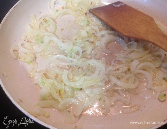 Сковороду с растительным маслом хорошо раскалить и обжарить лук до прозрачности.