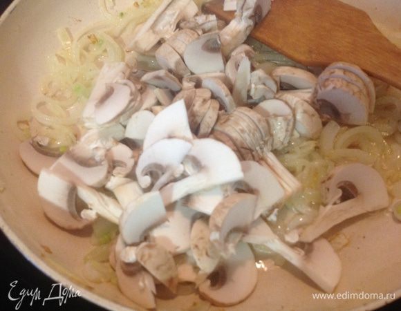 Добавить грибы и выпарить всю жидкость. Прожарить минут 5.
