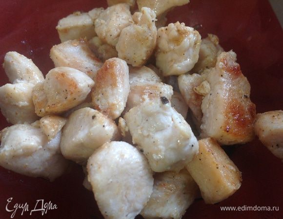 Куриное филе вымыть, просушить салфеткой, нарезать небольшими кубиками. И обжаривать минут 10. Соль перец добавить по вкусу, приправить карри.