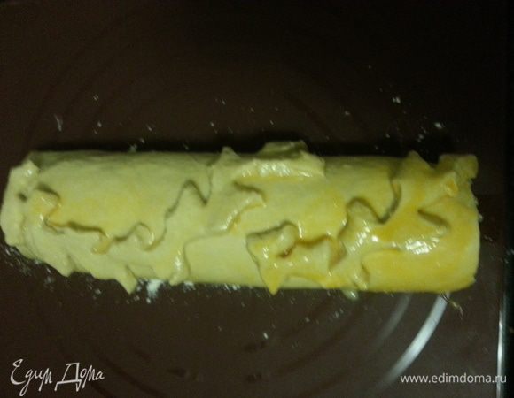 Одну часть украшаем обрезками теста. Смазываем поверхность рулета яйцом, ставим в заранее разогретую до 180°С духовку на 1 час. Вторую часть я убираю в морозилку. 