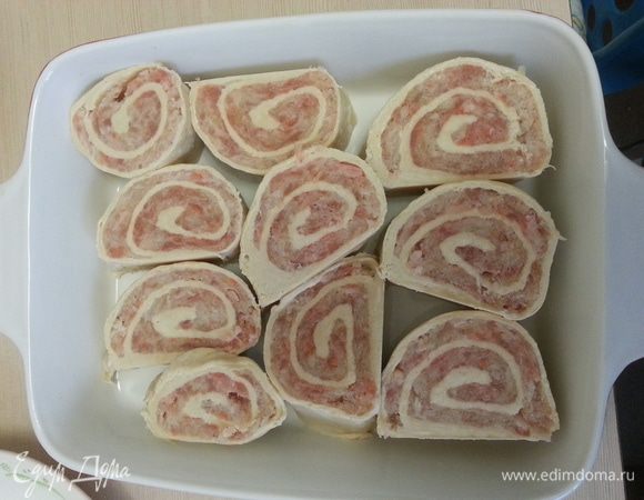 Когда съели штрудель, перекладываем второй рулет из морозилки в холодильник на ночь, утром нарезаем его, выкладываем в форму для запекания, заливаем любимым соусом и запекаем. Моя семья очень любит оба варианта.