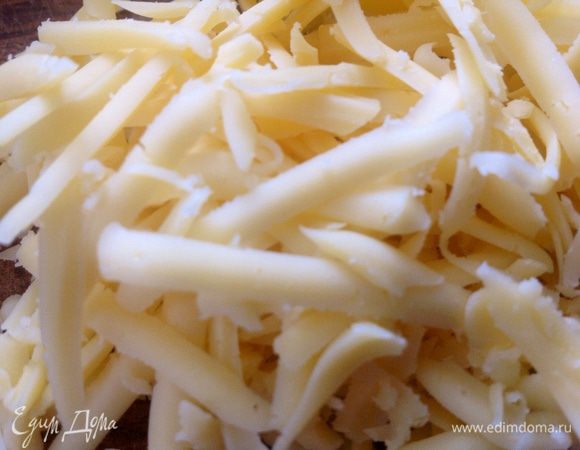 Сыр натереть на крупной терке.
