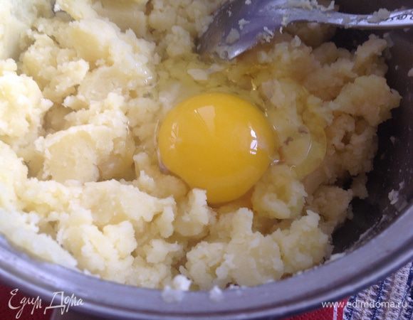 К пюре добавить яйцо,
