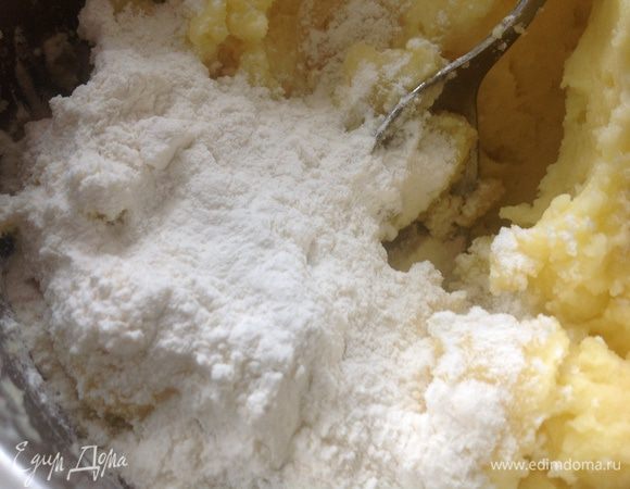 затем муку и все хорошо вымешать до однородности!
