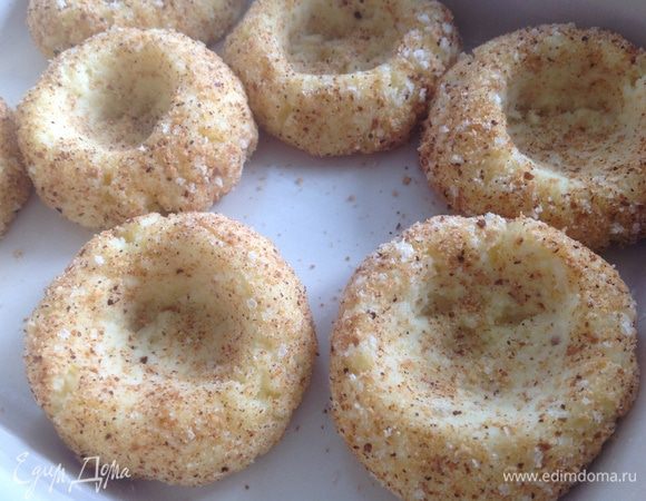 Сформировать из каждого шарика гнездышко.
