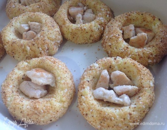 В каждое углубление выложить несколько кусочков обжаренного куриного филе.
