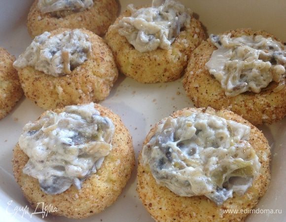 Затем по чайной ложке грибов. И поставить запекаться в духовку на 20 минут, при температуре 200 градусов.
