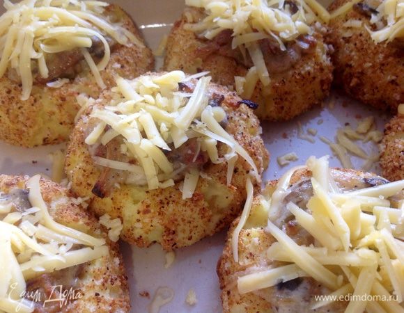 Вытащить форму с гнездышками, посыпать их сыром и отправить еще минут на 8-10 в духовку!