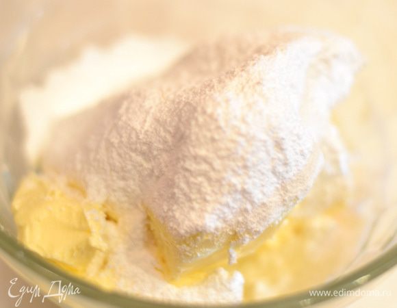 Просеять сахарную пудру и добавить к размягченному сливочному маслу (350 г) комнатной температуры.