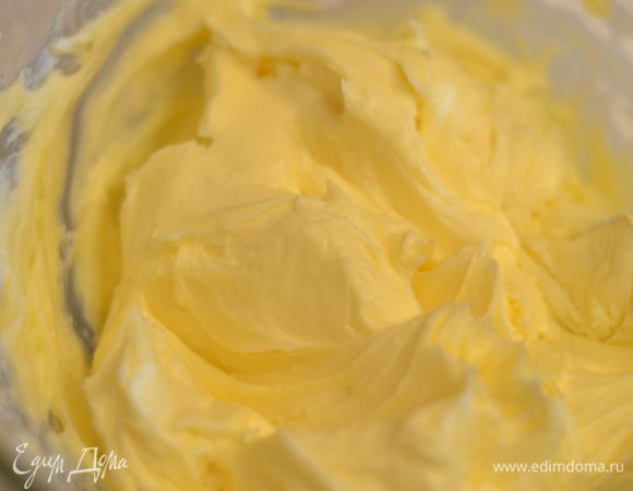 Взбить хорошенько  венчиком или миксером до пышности.